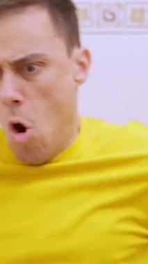 Sindirim sorunu olan bir adam tuvalette oturuyor ve çok fazla tuvalet kağıdı kullanıyor. Komik.