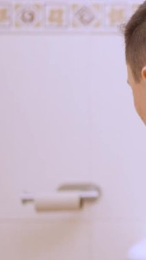 Banyodaki adam tuvalet kağıdı olmadığını fark ediyor ve bağırıyor.