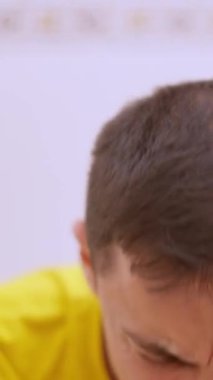 Tuvalette oturan adam başarısız oldu.