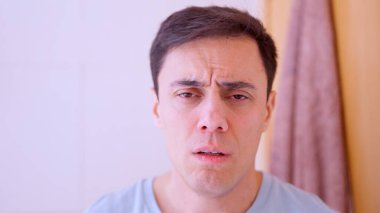 Evde fiziksel rahatsızlığı olan bir adam.