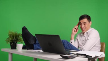 Tembel ve kaba bir çalışan iş yerinde dinleniyor, telefonla konuşuyor, patronu tarafından şaşırtılıyor.