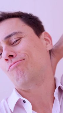 Ofis çalışanı akıllı telefonuyla selfie çekerken komik suratlar yapıyor.