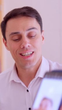 Kendine güveni olmayan bir ofis çalışanı banyo aynasında çeşitli selfie çekiyor ama hiçbirini beğenmiyor.