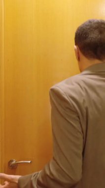 Hazırlanması çok uzun süren karısını bekleyen kızgın bir adam.