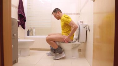 Mutlu adam tuvaleti kullandıktan sonra rahatlar.