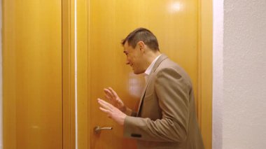 İş adamı karısının hazırlanmasını sabırsızlıkla bekliyor.