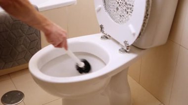 Tuvalet temizleme işlemini kapat, hijyen ve banyo bakımını vurgula