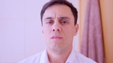 İş adamı aynada kendine bakarken üzgün ve depresif hissediyor.