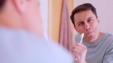 Erkekler, mikrofon olarak diş fırçasını kullanarak banyo aynasında şarkı söylemeyi severler.