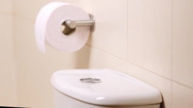 Bir elin üstüne beyaz bir tuvaletin sifonunu çek.