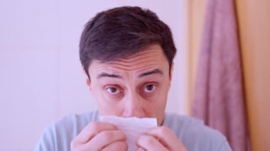 Adam burnunu sildikten sonra mendilinde korkunç bir şey keşfeder.