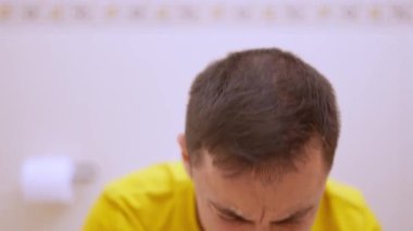 Tuvalette oturan adam başarısız oldu.