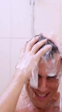 Mutlu adam duş alıyor, saçını yıkıyor, dans ediyor ve şarkı söylüyor.