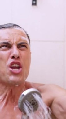 Erkekler duşta şarkı söylemekten, duş başlığını mikrofon olarak kullanmaktan, tutkuyu ifade etmekten hoşlanırlar.