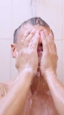 Adam duşun altında duruyor, saçlarını yıkıyor ve rahatlamanın tadını çıkarıyor. Sonra cesedin üzerinden akan su kesilir.