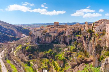 Cuenca, İspanya, şehir manzarası asılmış evler, uçurumlar ve baharda vadi