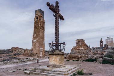 İspanya iç savaşı sırasında İspanya, Aragon 'da yıkılmış bir kasaba olan Belchite Viejo' da yıkılmış bir kilise kulesinin önünde duruyor.