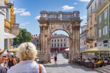 Roma zafer kemeri şehir meydanında insanların açık hava kafelerinin tadını çıkardığı yerde duruyor.