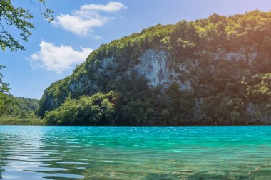 Plitvice Lakes Ulusal Parkı turkuaz su ve yemyeşil orman manzarası sunuyor