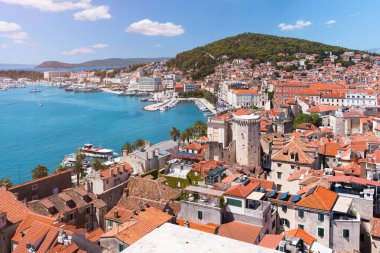 Kırmızı çatıları, Adriyatik Denizi 'ni, limanı ve mavi gökyüzünün altındaki Marjan tepesini gösteren bölünmüş şehir manzarası