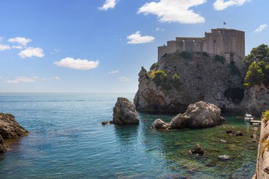 Fort Lovrijenac kalesi bir uçurumun kenarında duruyor, kristal berrak Adriyatik Denizi 'ne bakıyor.