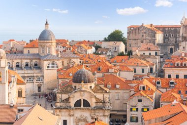 Dubrovnik eski şehir çatıları ve mimarisi güneşli bir günde yukarıdan izleniyor