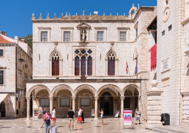 Dubrovnik 'teki tarihi bir kent merkezi olan Sponza Sarayı' nı ziyaret eden turistler