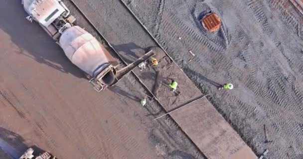 Недавно Построенном Тротуаре Вымощенном Асфальтом Сотрудник Компании Наливает Мокрый Бетон — стоковое видео