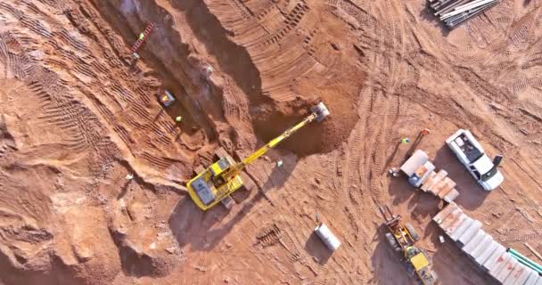 Una Excavadora Cava Pozo Para Colocación Alcantarillado Conexión Tuberías Alcantarillado — Vídeos de Stock