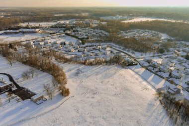 New Jersey 'de kar fırtınası sırasında kısmen karla kaplı küçük bir apartman kompleksi olan küçük bir kasabada kar yağışından sonra harika bir kış manzarası görülür..