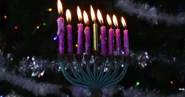 메노라에 하누카의 상징은 희미하게 보케에 촛불을 태웠다 — 비디오
