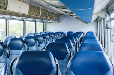 Otobüsün içinde rahat koltukları olan kimse yok.