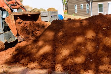Bu küçük traktör inşaat alanında peyzaj yapmak için toprak taşıma işleminde kullanılır.