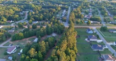 Güney Carolina 'daki küçük taşralı Amerikan kasabasının çatılarını görün.