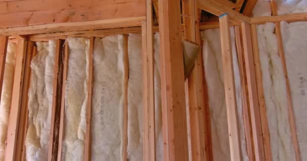 墙体新居梁框架中安装内保温隔声石棉矿物纤维玻璃棉 — 图库视频影像