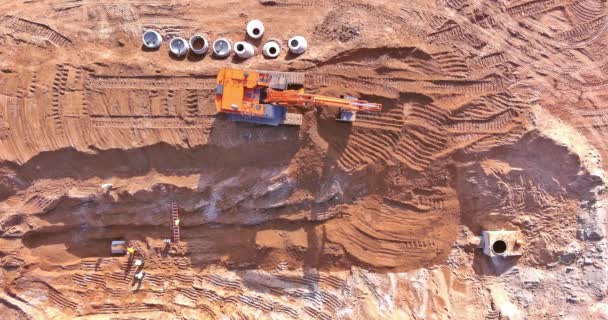 在建筑工地 一台挖掘机挖掘壕沟 以便铺设下水道线路并连接地下雨水排放管 — 图库视频影像
