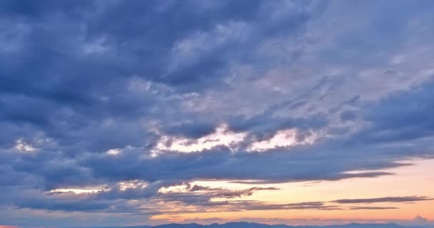Renkli Bir Gökyüzü Mor Gün Batımında Turuncu Doğal Manzara — Stok video