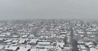 New Jersey kıyılarında Sayreville adında küçük bir kasaba var, kış aylarında beyaz karla kaplanmış bir ev kompleksi..