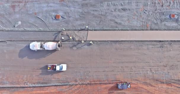 Beton Kamyonu Bir Çalışan Yeni Inşa Edilmiş Inşaat Alanının Kaldırımına — Stok video