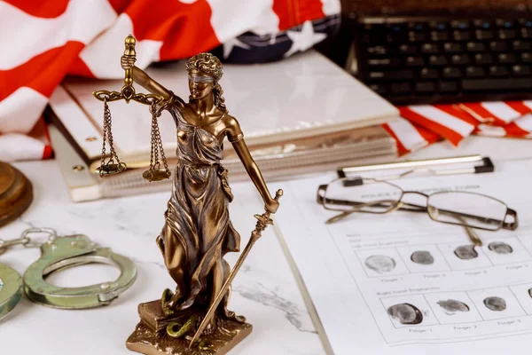 Статуя Правосудия Суде Административными Папками Документов Стоящими Офисе Адвокатов — стоковое фото