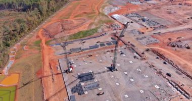 İnşaat alanının bu panoramik görünümünde yüksek binalarda çalışan büyük vinçleri görebilirsiniz.