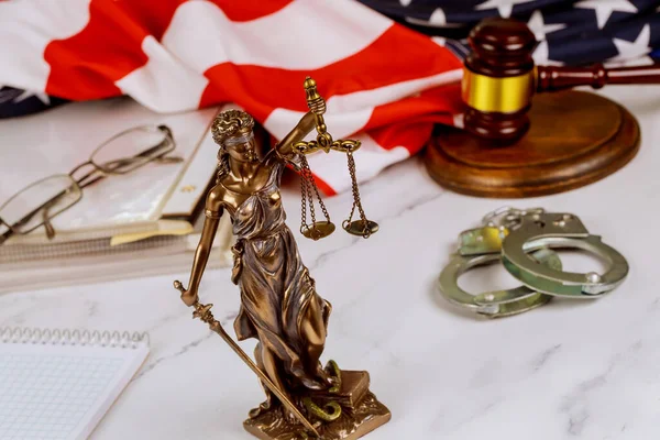 Stående Vid Advokat Skrivbord Staty Justice Peace Lag Domstol Klubba — Stockfoto
