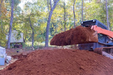 İnşaat alanında küçük traktör toprak taşımak için kullanılır..