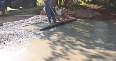 Yeni garaj yolunda, makine sıkıştırılmış katman taze beton üzerinde hizalanmak için kullanılır