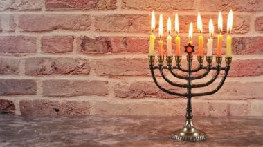 Menorah 'taki Yahudi mum ışıkları Hanuka festivaline hazırlanıyor.