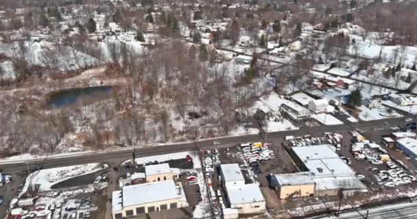 宾夕法尼亚有一个美国小镇 在经历了一场严重的暴风雪之后 它的住宅大楼里有一个雪地般的屋顶 — 图库视频影像