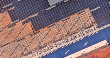 Çelik bir depo inşa etmek için, çatı kirişi metal iskeletinin endüstriyel binaya kurulması gerekiyor.