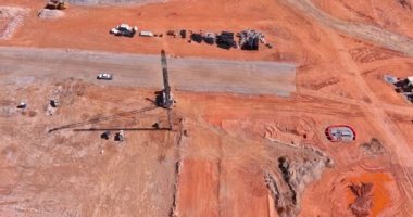 Kamyona monte edilmiş pompa şantiyesini kullanarak dikey kazma temelleri üzerinde çalışmak sütunların altındaki toprağı kazmak, yüksek basınçlı beton ter toprağı pompalamak.