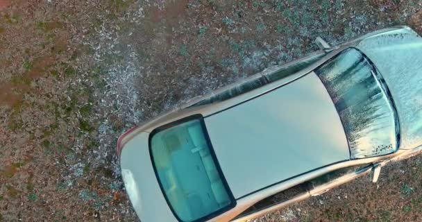 Man Som Tvättar Bil Med Högtrycksvattenstrålar När Han Rengör Bilen — Stockvideo