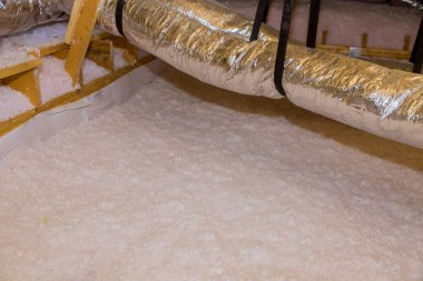 Yeni ev inşa etmek için, eko yün yalıtımı tavan arası yalıtım çatısına döküldü